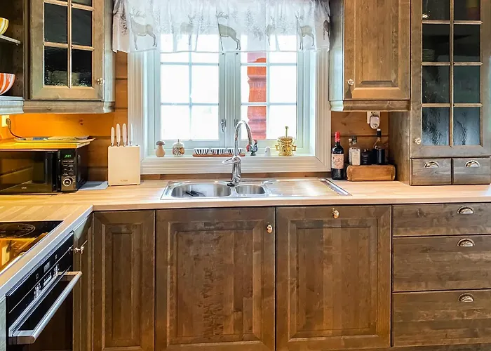 4 Bedroom Awesome In Feriehus Nordfjordeid