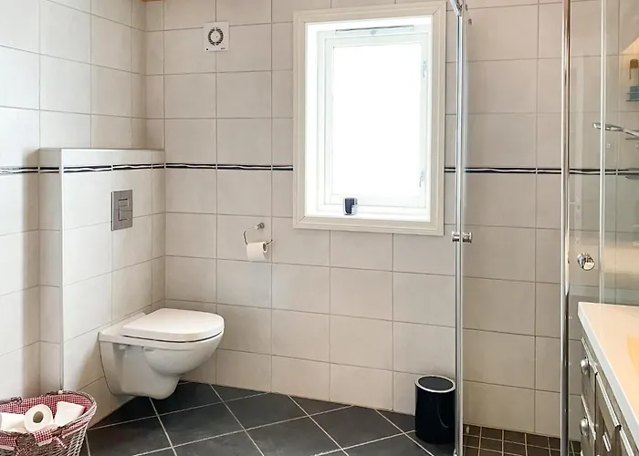 4 Bedroom Awesome In * Nordfjordeid